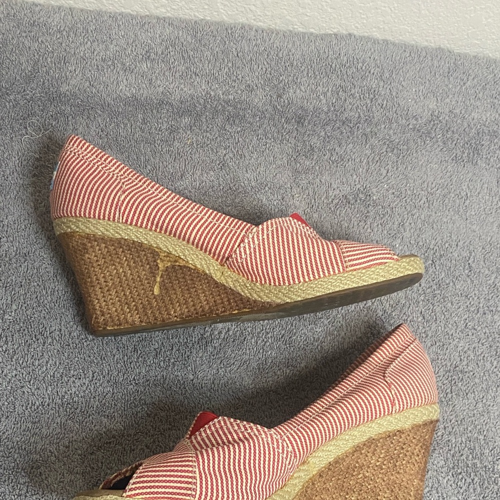 🛍️Tom’s wedged heel with a red and white pattern! - Picture 5 of 8